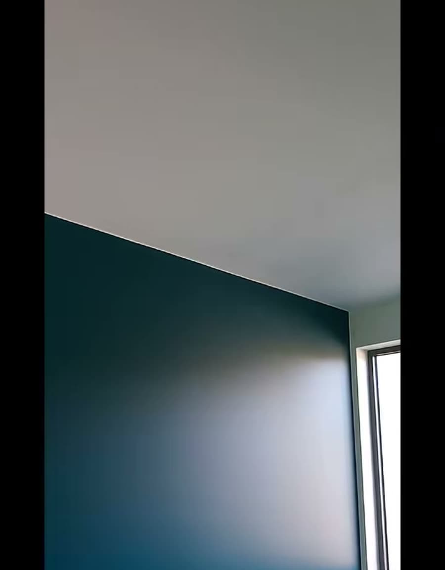 Mur d'accent bleu profond