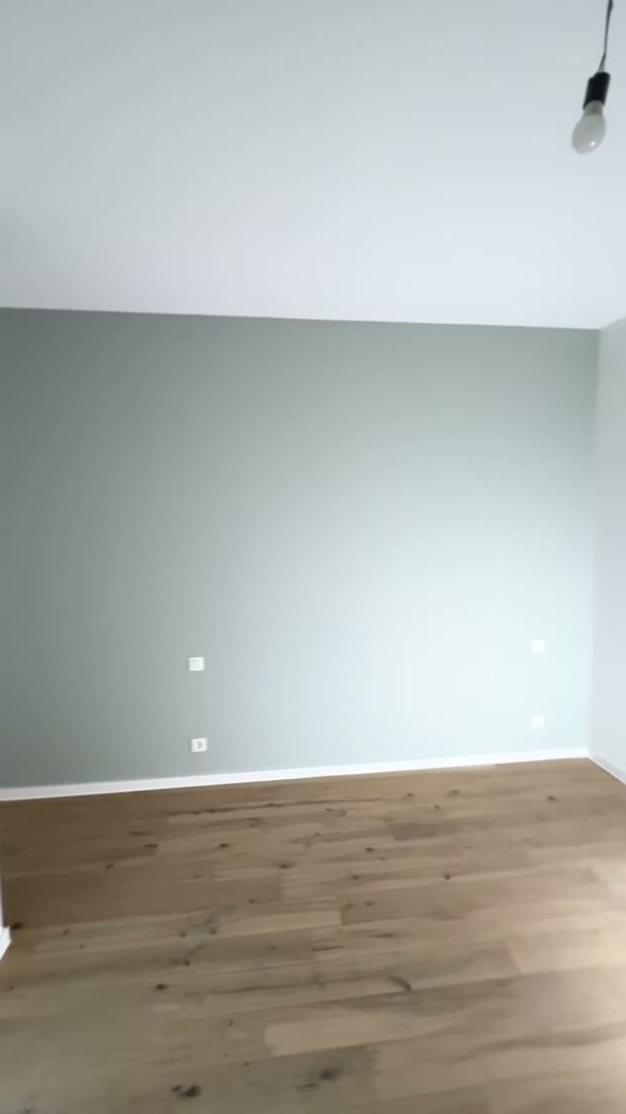Chambre repeinte, parquet clair